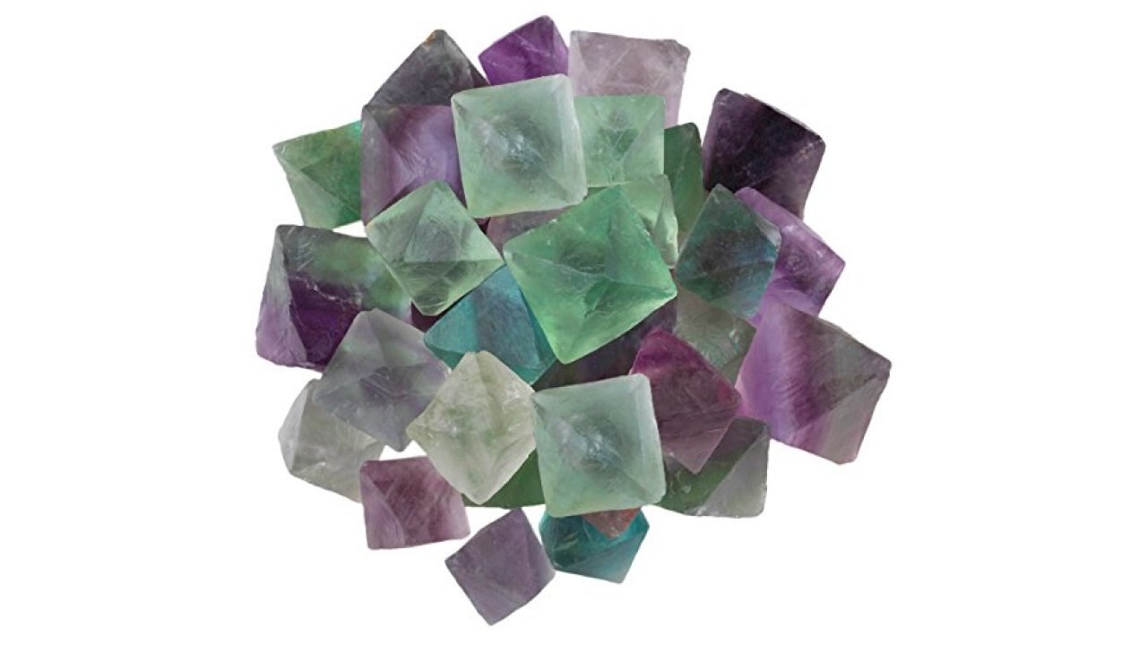 Розово зеленый камень. Флюорит камень. Флюорит зеленый камень. Флюорит камень фиолетовый. Сиреневый флюорит.
